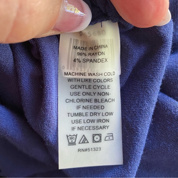 Vince Camuto Buckle Closure
Keyhole Top - Medium - Picture 4 of 9